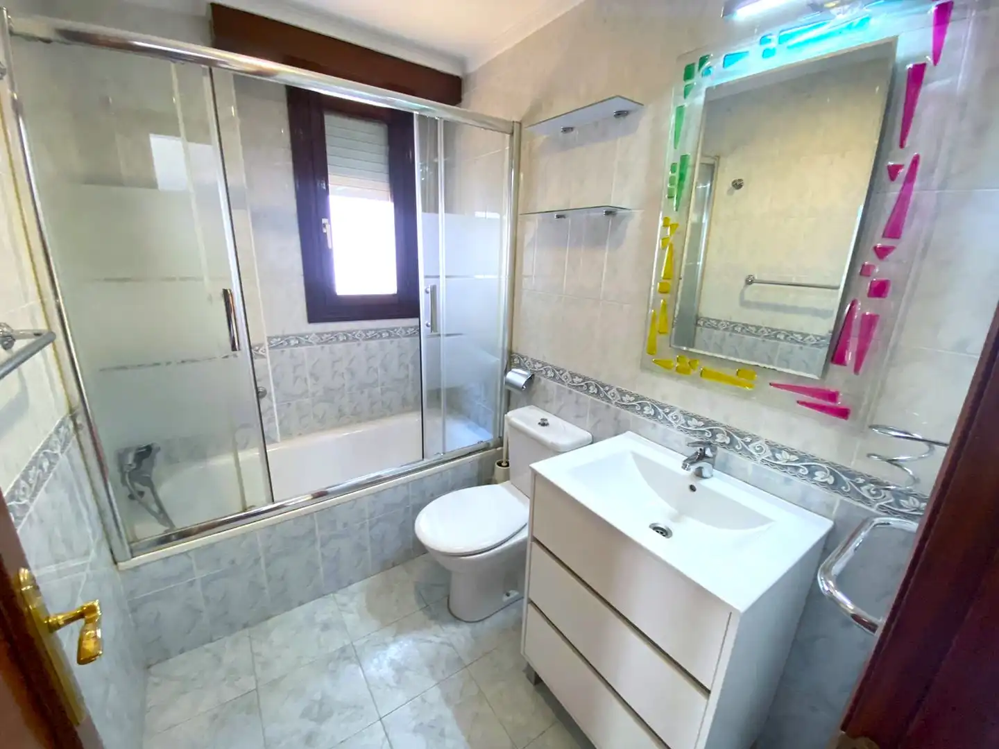 Badezimmer von Einfamilien-Reihenhaus zum Verkauf in Castro-Urdiales mit Heizung, Privatgarten und Parkett