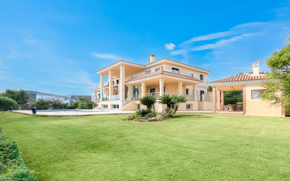 Vista exterior de Casa o xalet en venda en Sotogrande amb Aire condicionat, Jardí privat i Terrassa