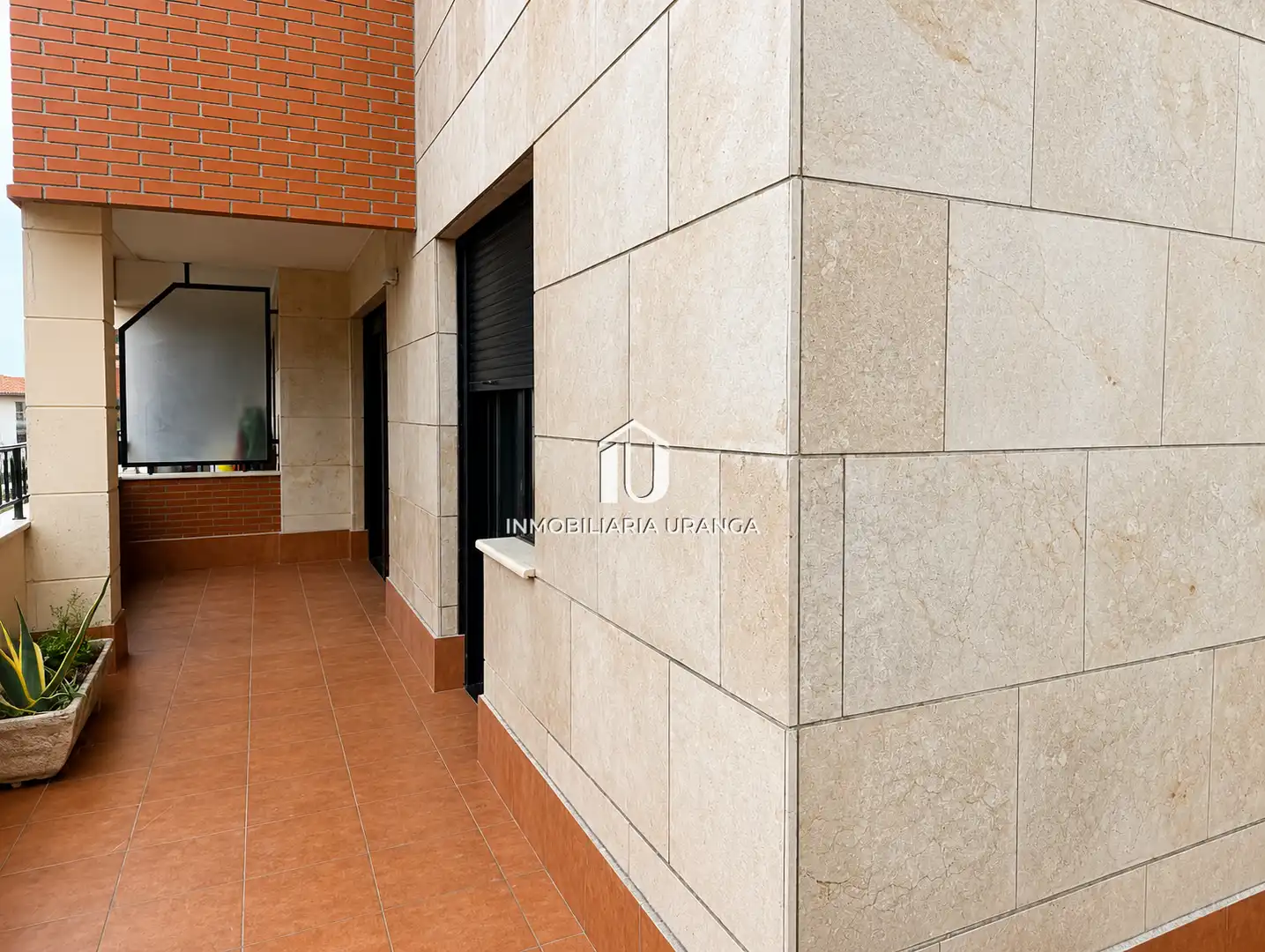 Vista exterior de Piso en venta en Castro-Urdiales con Calefacción, Terraza y Piscina comunitaria