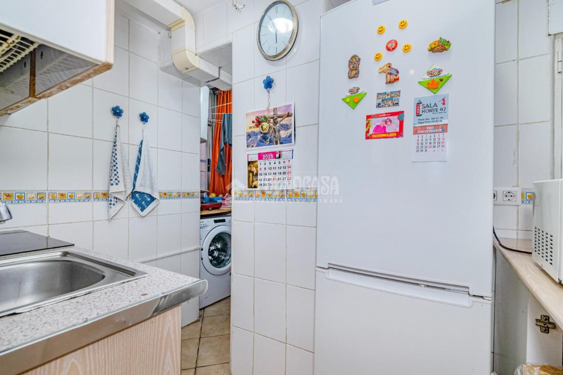 Kitchen of Flat for sale in  Granada Capital