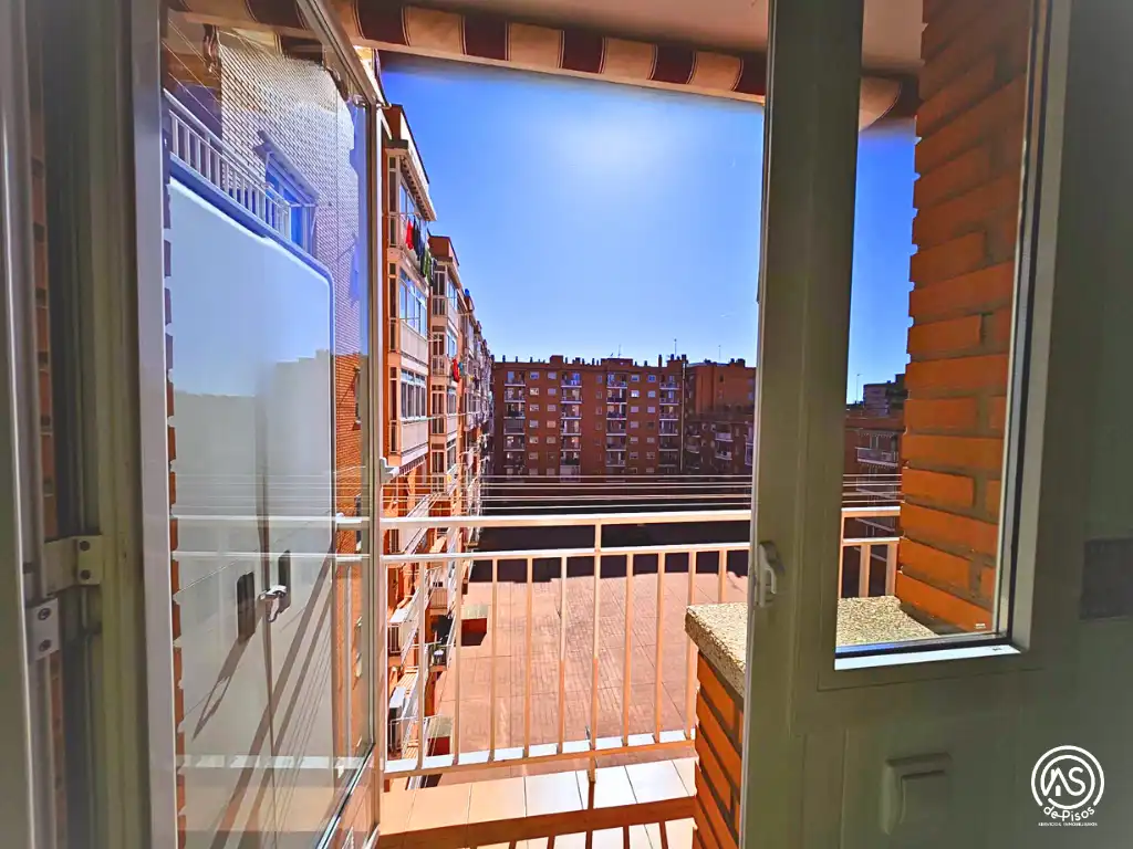 Flat for rent in Calle de la Sierra de Vicor, 21, La Almozara