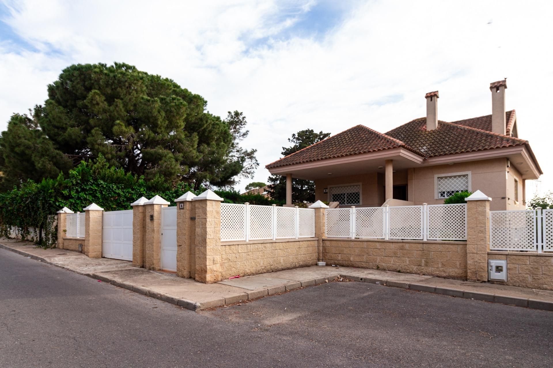 Vista exterior de Casa o xalet en venda en Cartagena amb Aire condicionat, Calefacció i Jardí privat