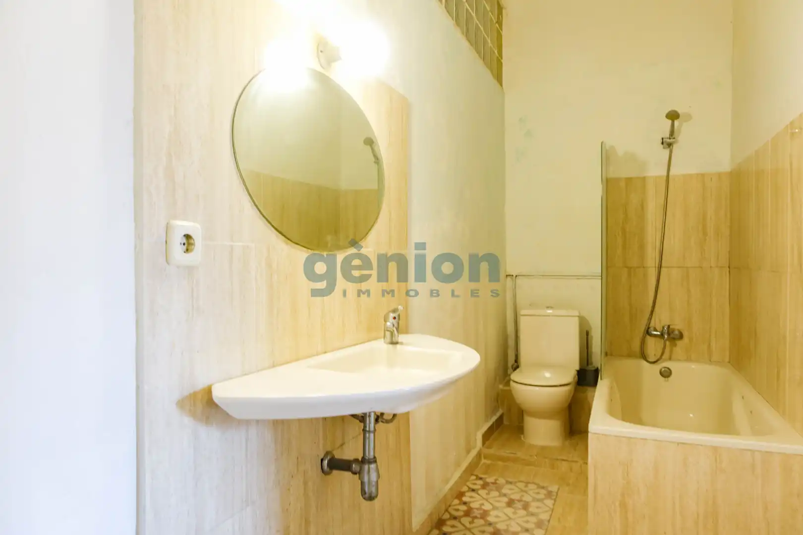 Baño de Piso en venta en Girona con Calefacción, Terraza y Balcón