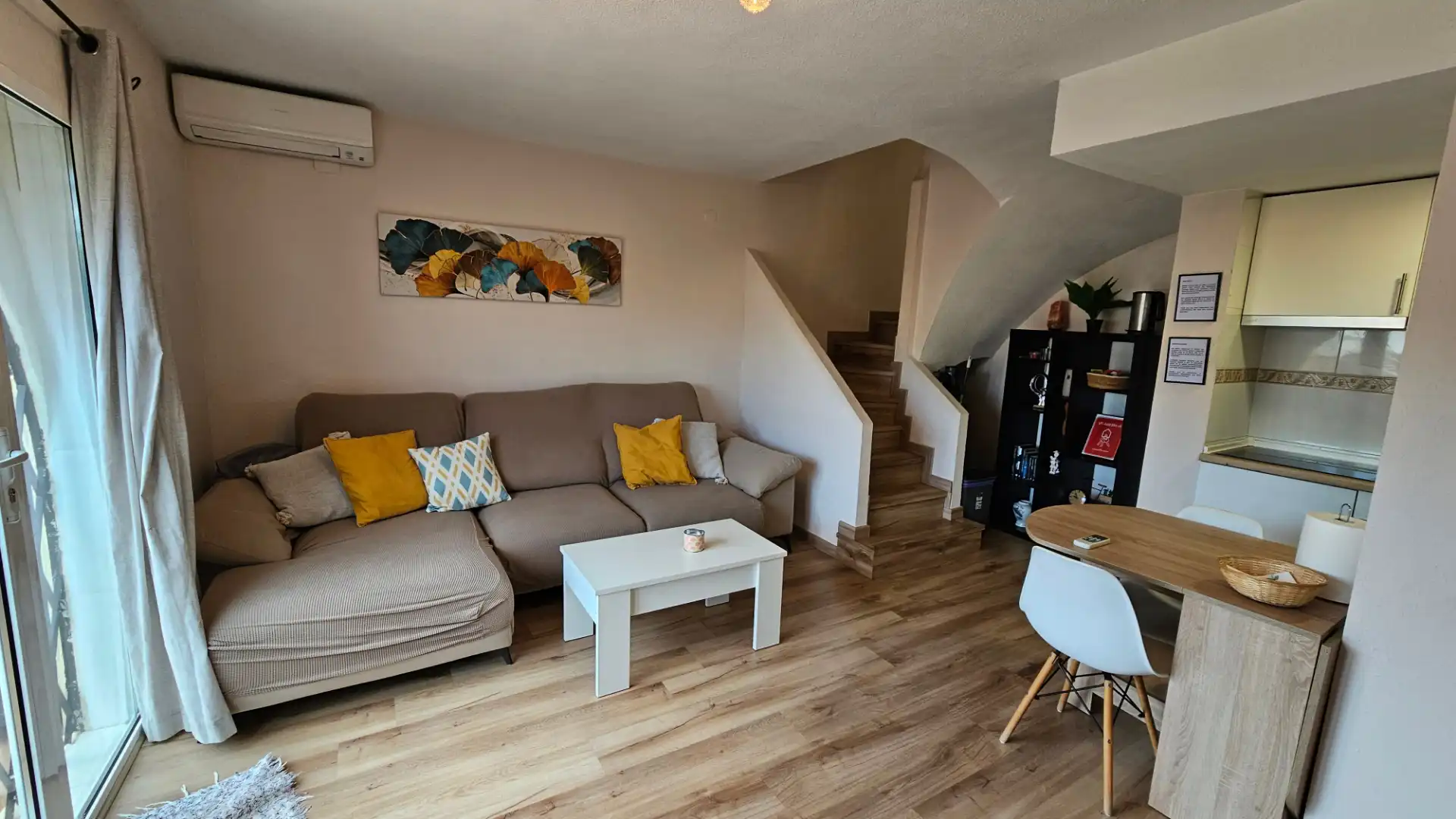 Sala de estar de Casa adosada en venta en El Campello con Aire acondicionado, Calefacción y Jardín privado