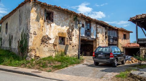 Venta de gran casa de 326m2 a reformar ,con terreno de 800m2 anexo en Torazo, Cabranes