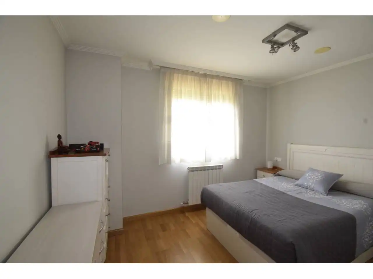 Dormitori de Casa o xalet en venda en León Capital  amb Calefacció, Parquet i Terrassa