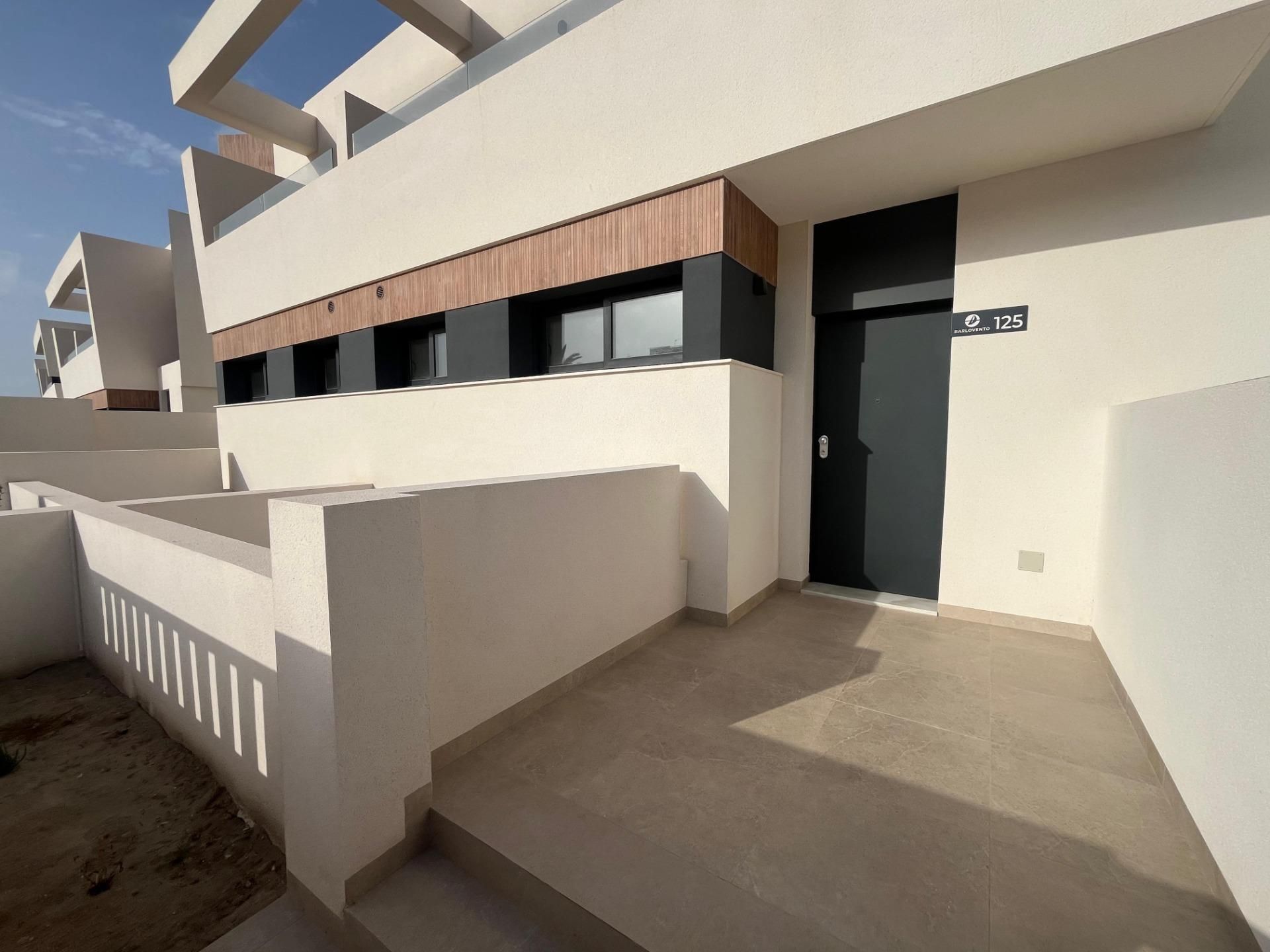 Vista exterior de Casa adosada en venda en El Ejido amb Jardí privat, Terrassa i Piscina comunitària