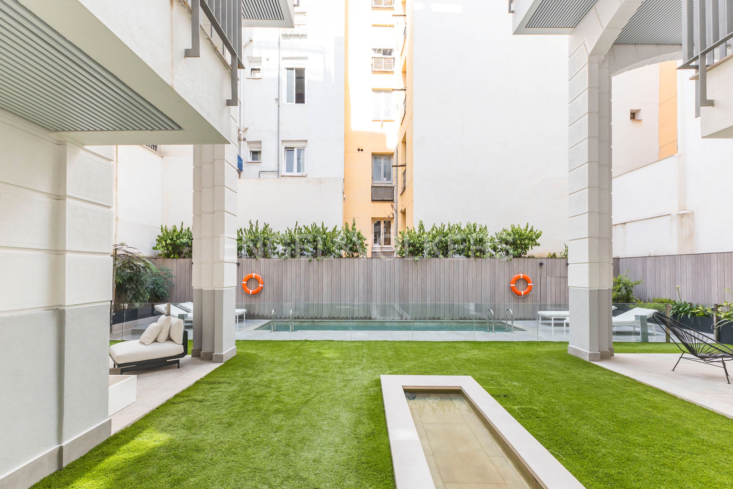 Swimming pool of Apartment to rent in  Madrid Capital  with Air Conditioner, Heating and Private garden