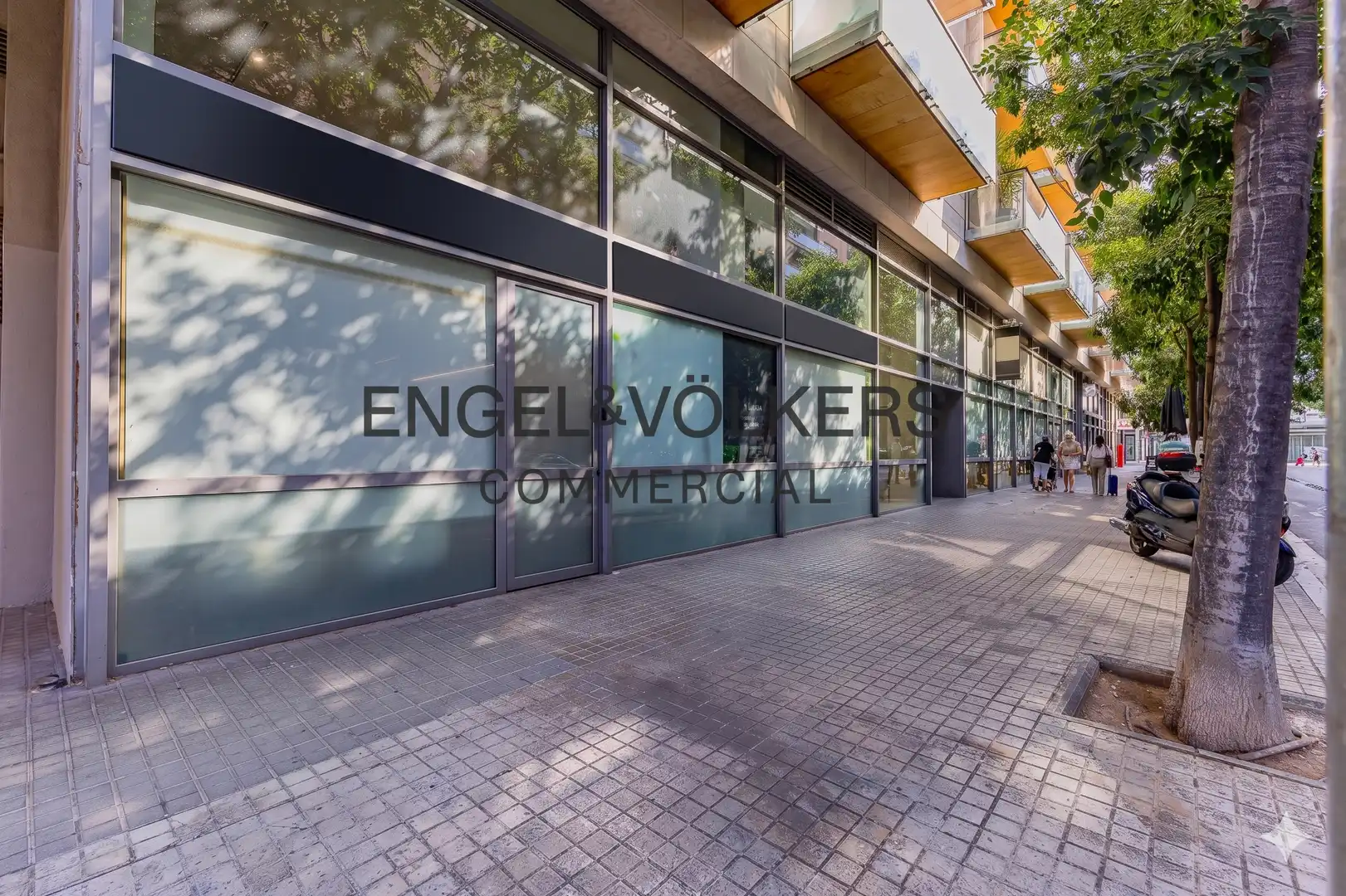 Vista exterior de Oficina en venda en Barcelona amb Aire condicionat i Moblat
