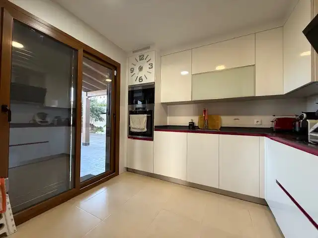 Cuina de Casa adosada en venda en Chiclana de la Frontera amb Jardí privat, Terrassa i Traster
