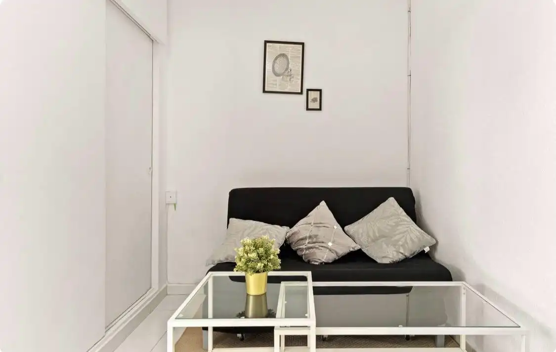 Wohnzimmer von Wohnung zum Verkauf in Benalmádena mit Klimaanlage, Privatgarten und Möbliert