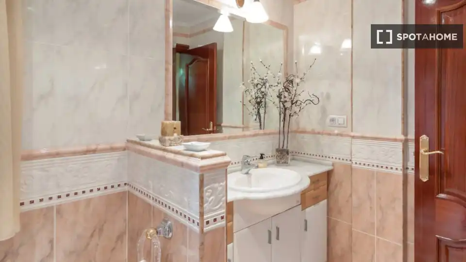 Baño de Piso para compartir en Torrelavega  con Aire acondicionado, Terraza y Amueblado