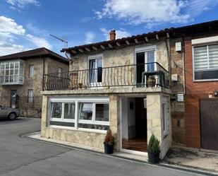 Vista exterior de Casa o xalet en venda en Molledo amb Calefacció, Jardí privat i Terrassa