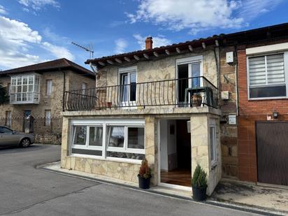 Vista exterior de Casa o xalet en venda en Molledo amb Calefacció, Jardí privat i Terrassa