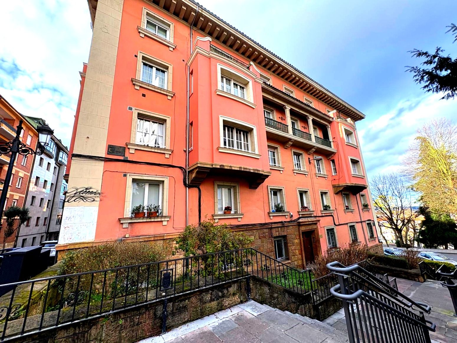 Vista exterior de Piso en venta en Oviedo  con Parquet, Trastero y Balcón