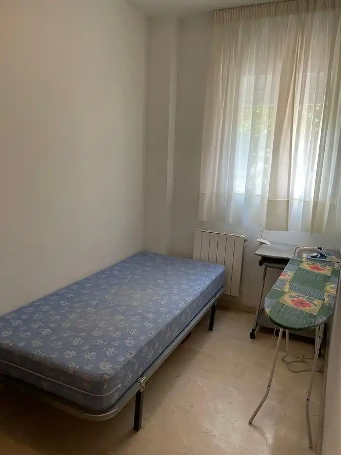 Habitación de Piso de alquiler en Granada con Aire acondicionado, Calefacción y Amueblado