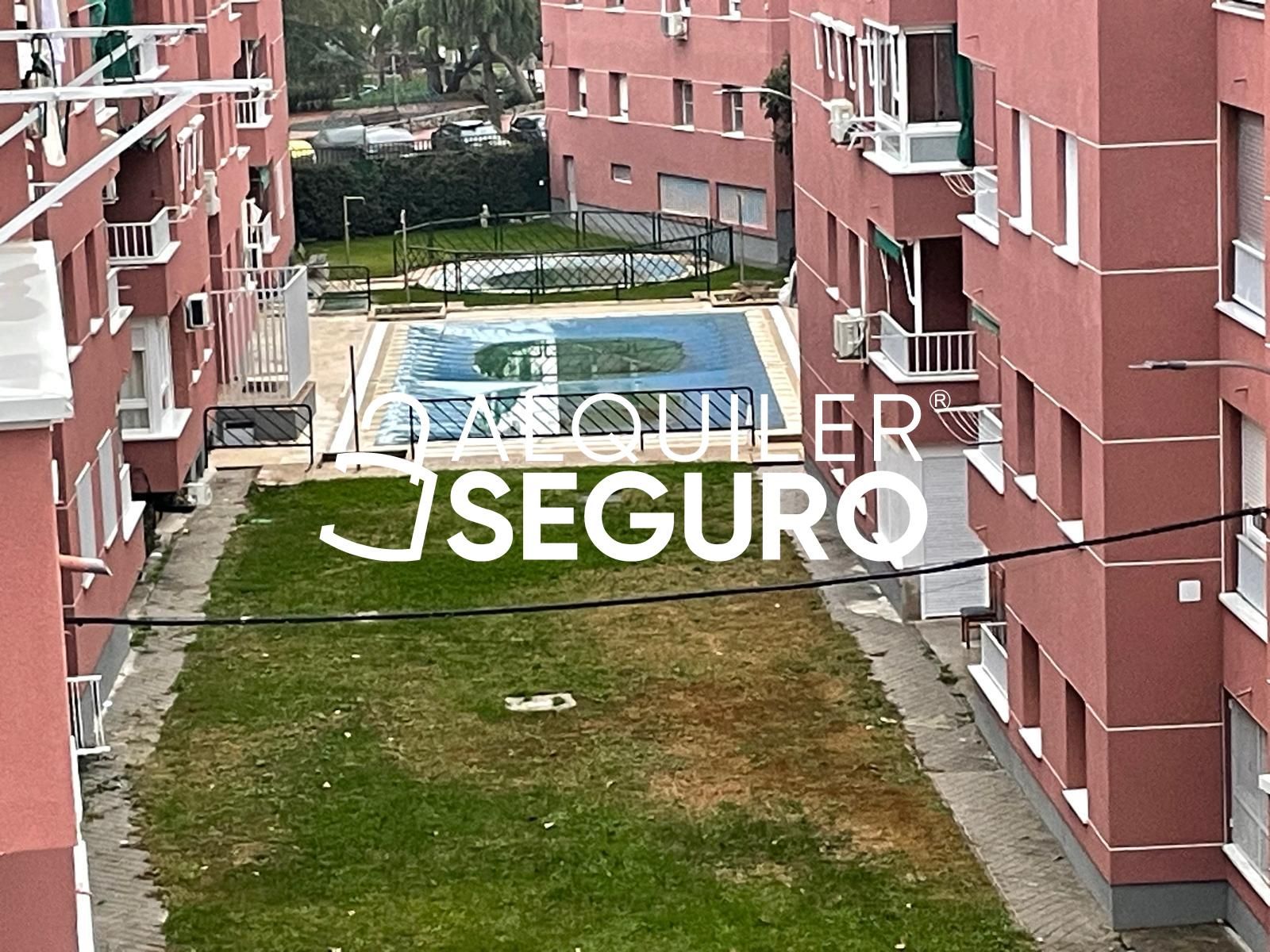 Vista exterior de Pis de lloguer en Colmenar Viejo amb Calefacció, Terrassa i Piscina