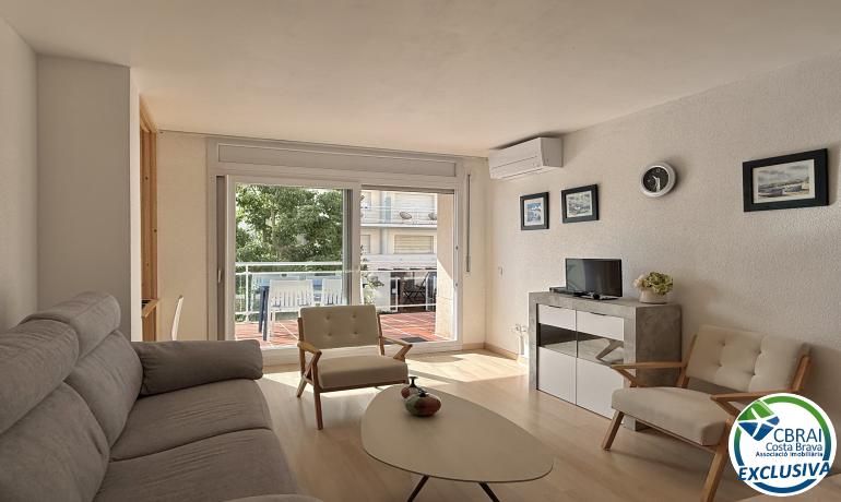 Sala de estar de Apartamento en venta en Roses con Calefacción, Jardín privado y Amueblado