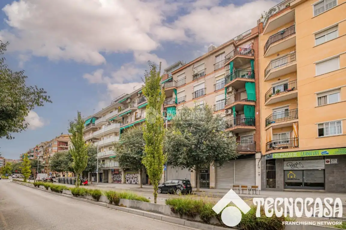 Vista exterior de Pis en venda en Santa Coloma de Gramenet amb Aire condicionat, Calefacció i Balcó