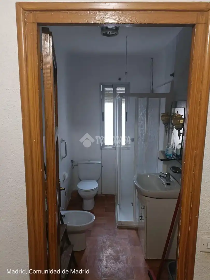 Bathroom of Flat for sale in Madrid