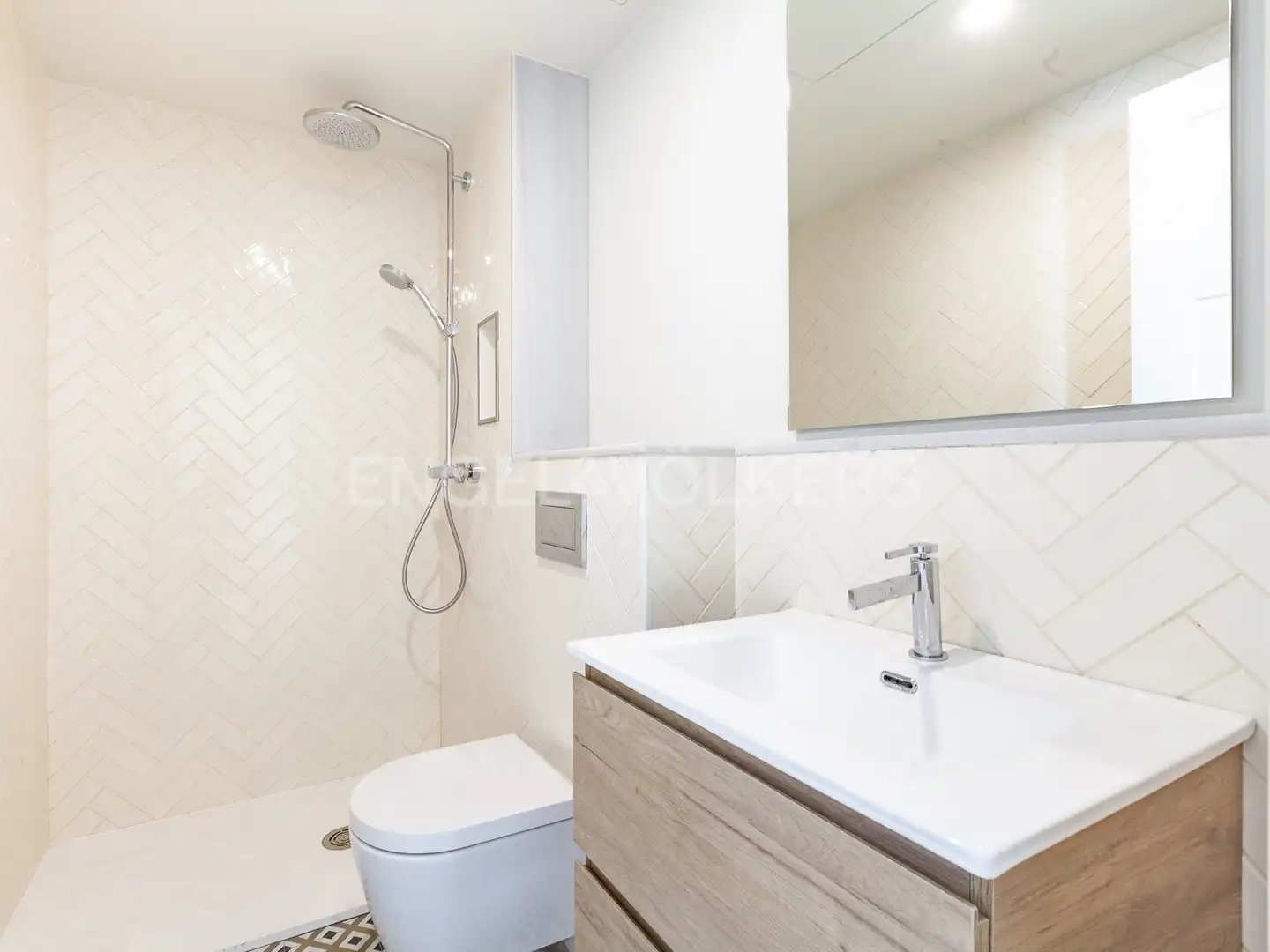 Bathroom of Attic for sale in Barcelona  with Air Conditioner, Heating and Parquet flooring