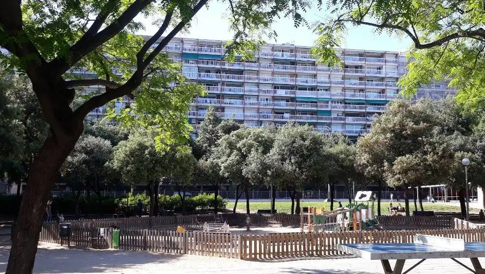 Vista exterior de Piso en venta en Barcelona con Balcón y Alarma