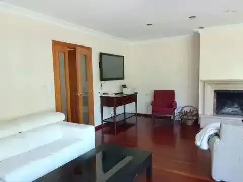 Sala d'estar de Casa adosada en venda en Santiago de Compostela  amb Piscina i Balcó