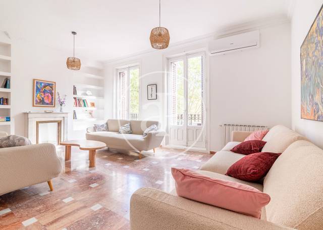 Piso en Alquiler en P.º del Prado en Cortes - Huertas