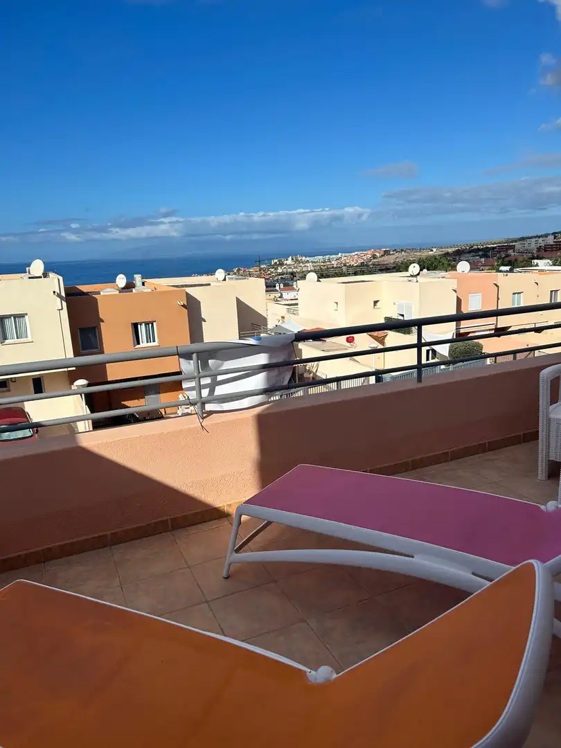 Vista exterior de Casa adosada en venda en Adeje amb Aire condicionat, Terrassa i Moblat