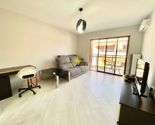 Sala d'estar de Apartament de lloguer en Torrevieja amb Aire condicionat i Balcó