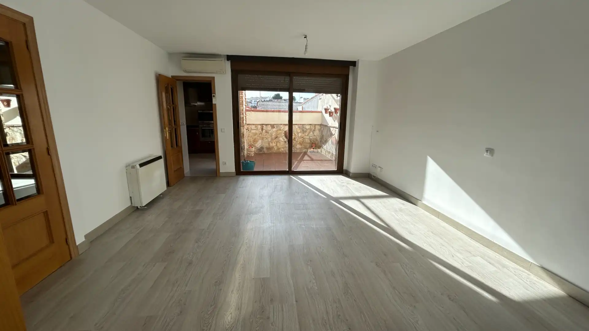 Wohnzimmer von Einfamilien-Reihenhaus zum Verkauf in Corpa mit Klimaanlage, Heizung und Terrasse