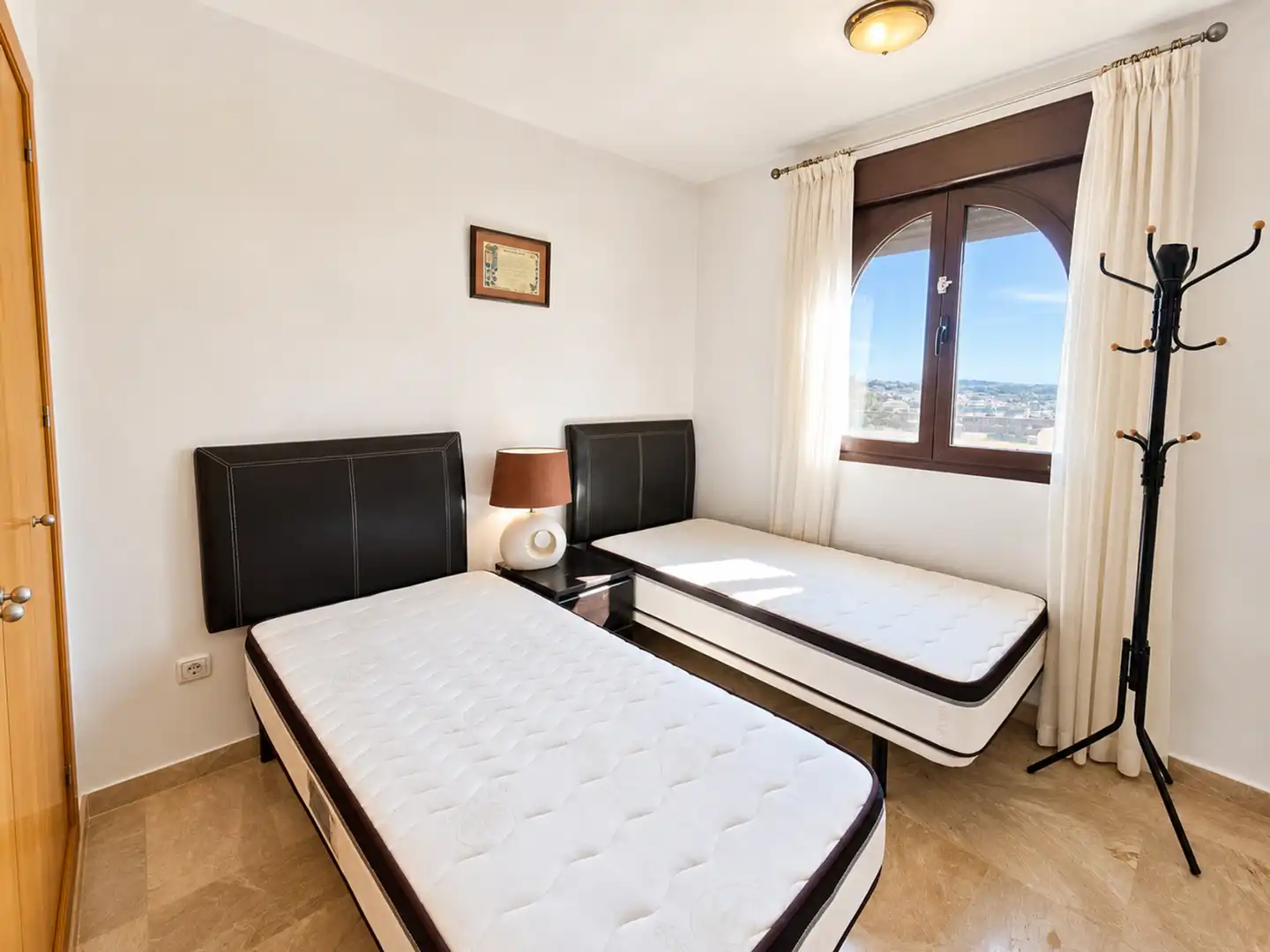 Dormitori de Apartament en venda en Casares amb Aire condicionat, Terrassa i Piscina