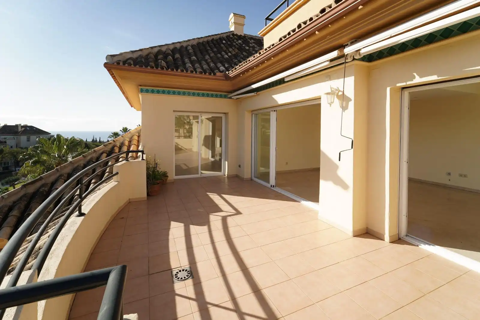 Terraza de Ático en venta en Marbella con Aire acondicionado, Calefacción y Jardín privado
