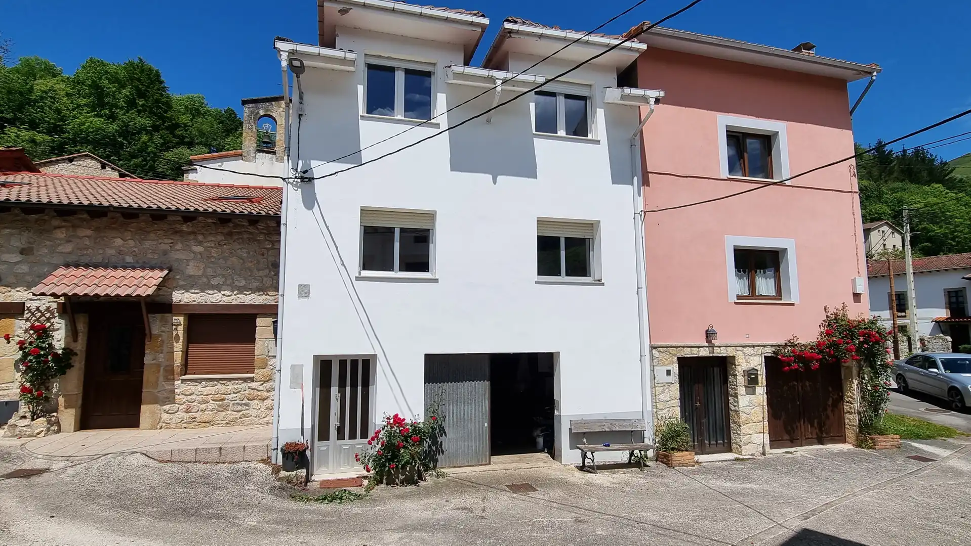 Vista exterior de Casa adosada en venda en Cabrales amb Calefacció i Moblat