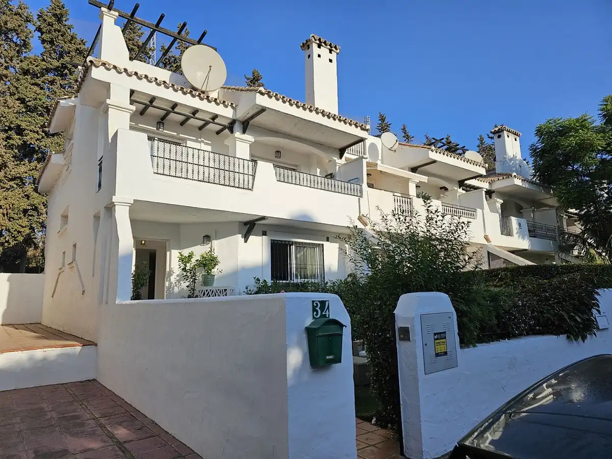 Vista exterior de Casa o xalet en venda en Marbella amb Aire condicionat, Moblat i Internet