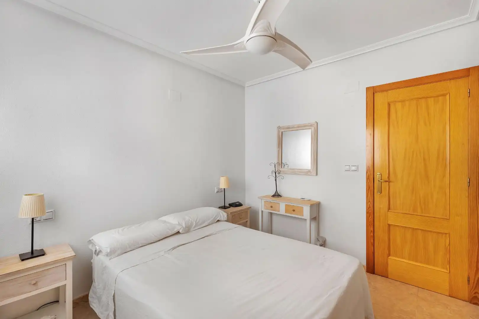 Habitación de Apartamento en venta en Torrevieja con Piscina, Amueblado y Microondas