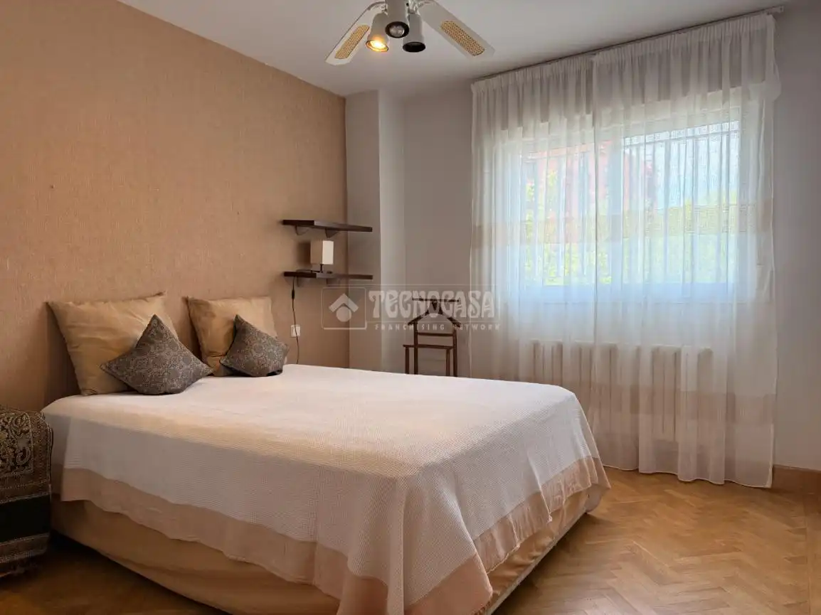 Bedroom of Flat for sale in Madrid  with Heating, Private garden and Parquet flooring