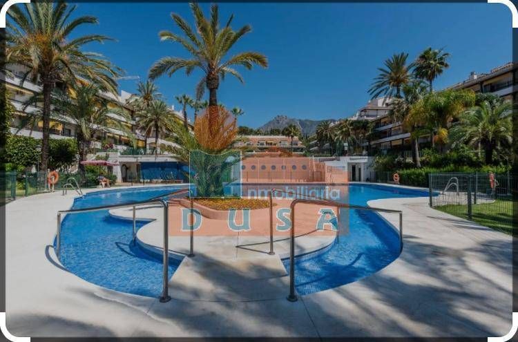 Vista exterior de Piso de alquiler en Marbella con Terraza, Piscina y Piscina comunitaria