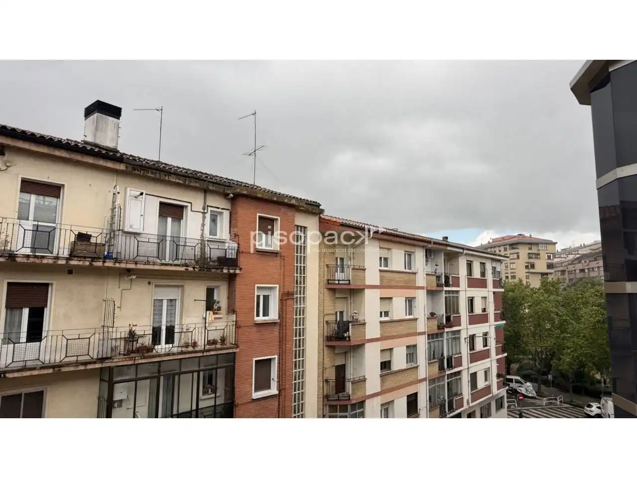 Außenansicht von Wohnung zum Verkauf in  Pamplona / Iruña mit Heizung, Terrasse und Balkon