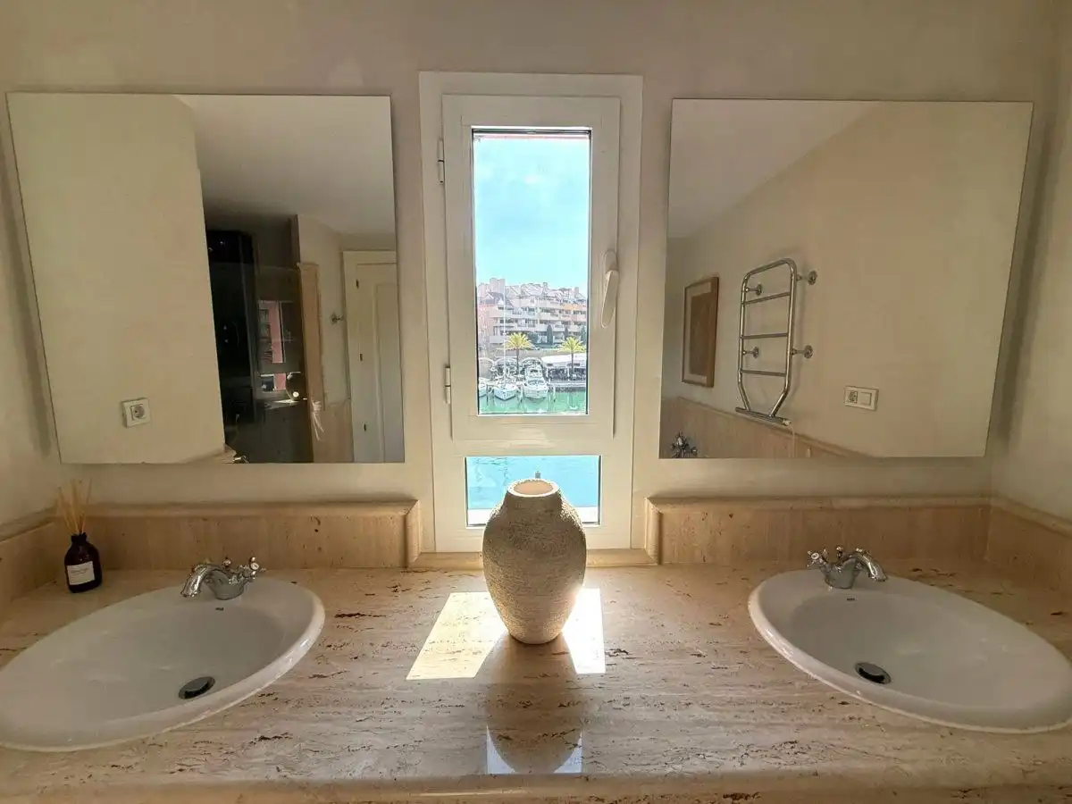 Bathroom of Apartments for rent in Sotogrande  with Air Conditioner, Heating and Terrace
