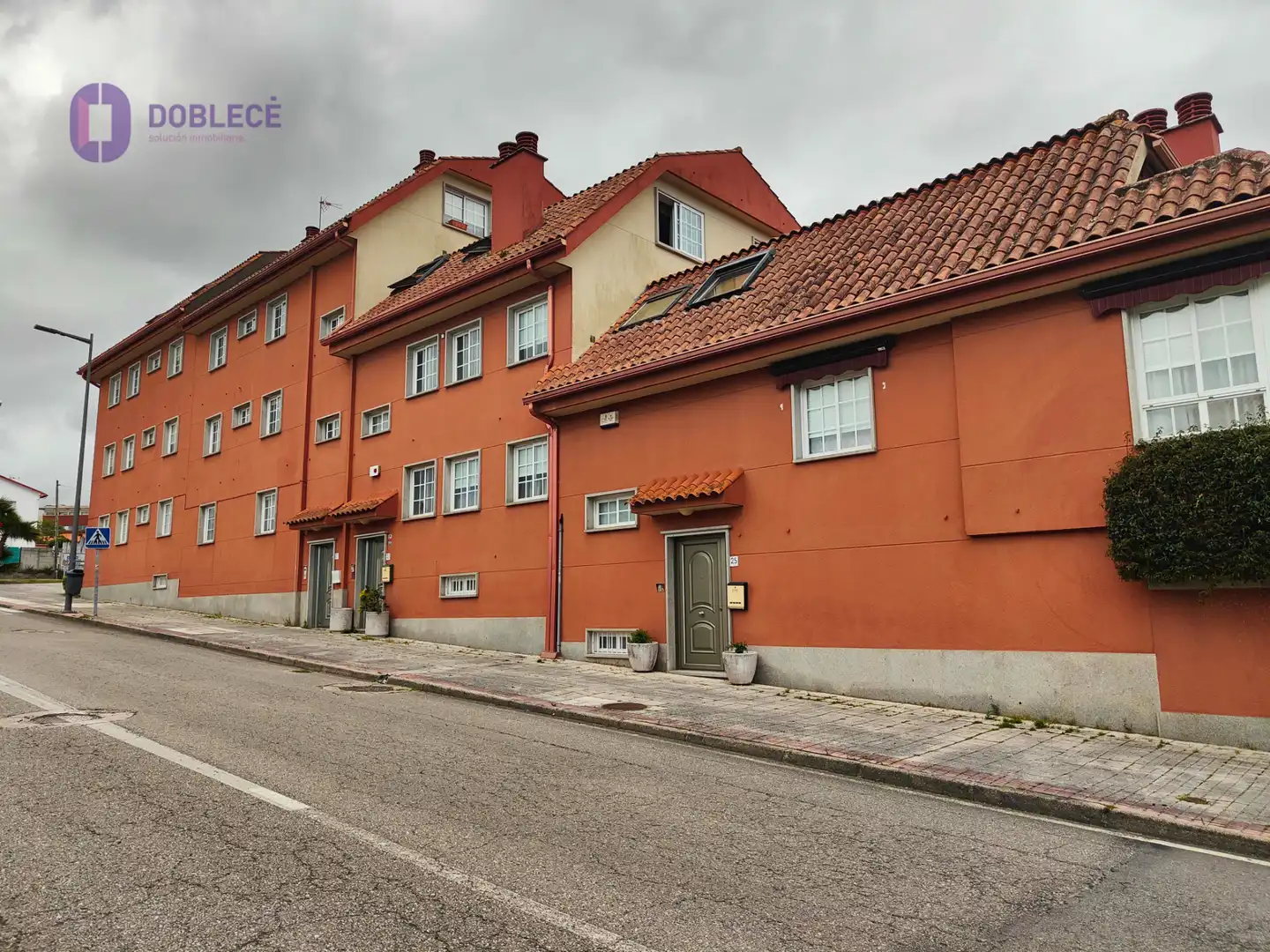 Vista exterior de Casa adosada en venta en Nigrán con Calefacción, Jardín privado y Parquet