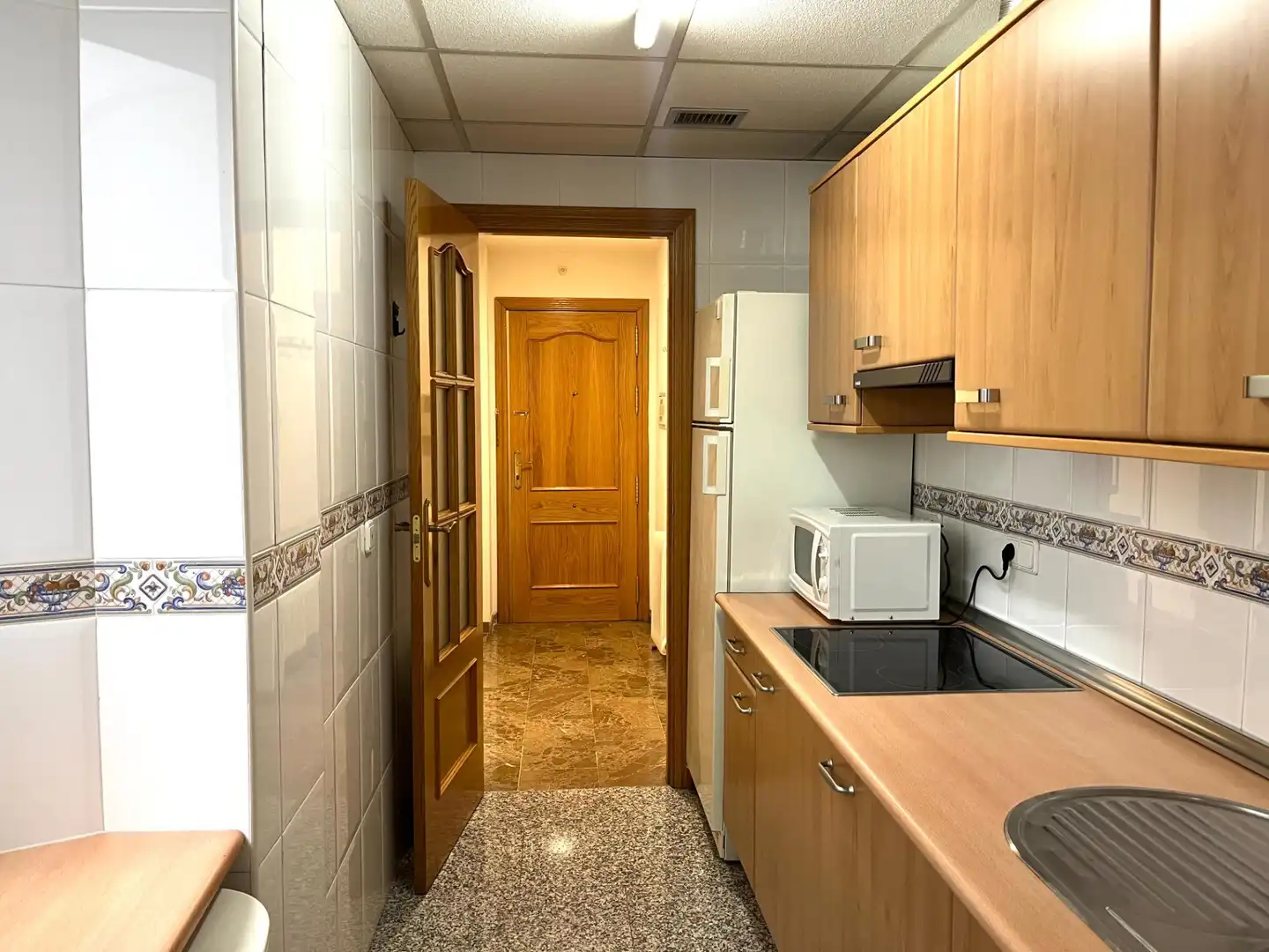 Cuina de Pis de lloguer en Granada amb Aire condicionat, Calefacció i Moblat
