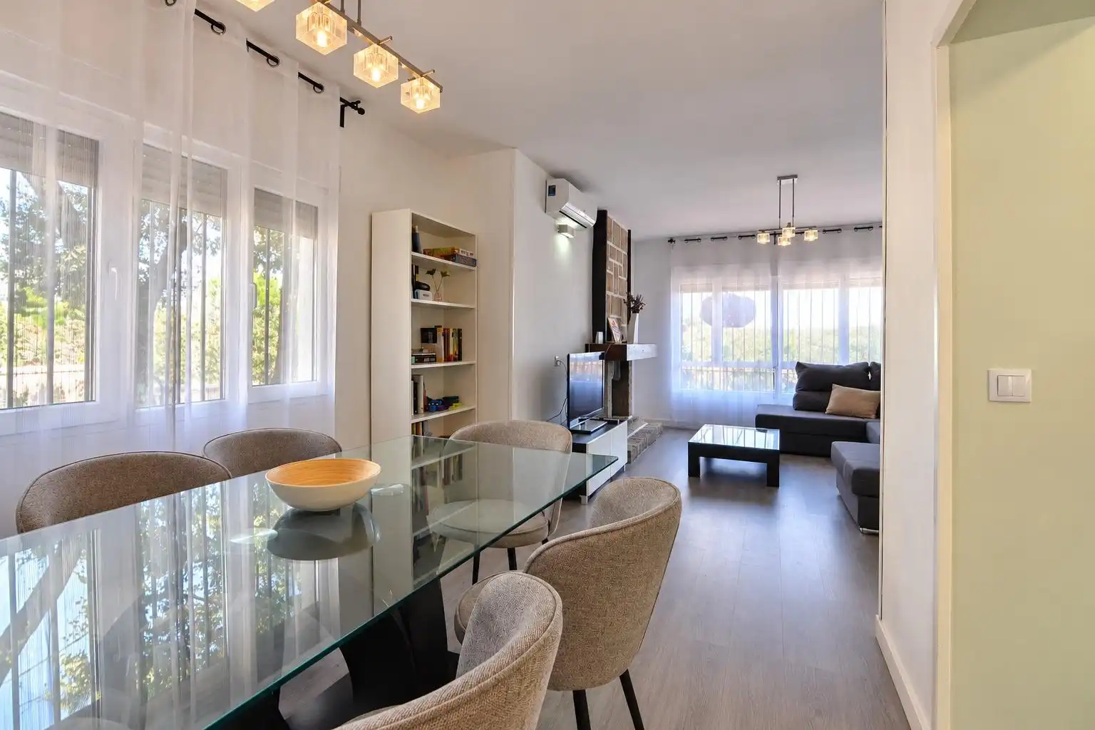 Sala d'estar de Casa o xalet en venda en Villa del Prado, Madrid
