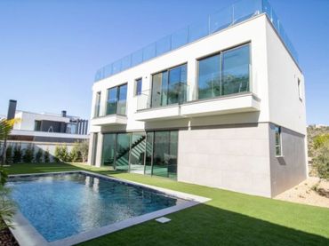 Detached house with balcony for sale in La Plana