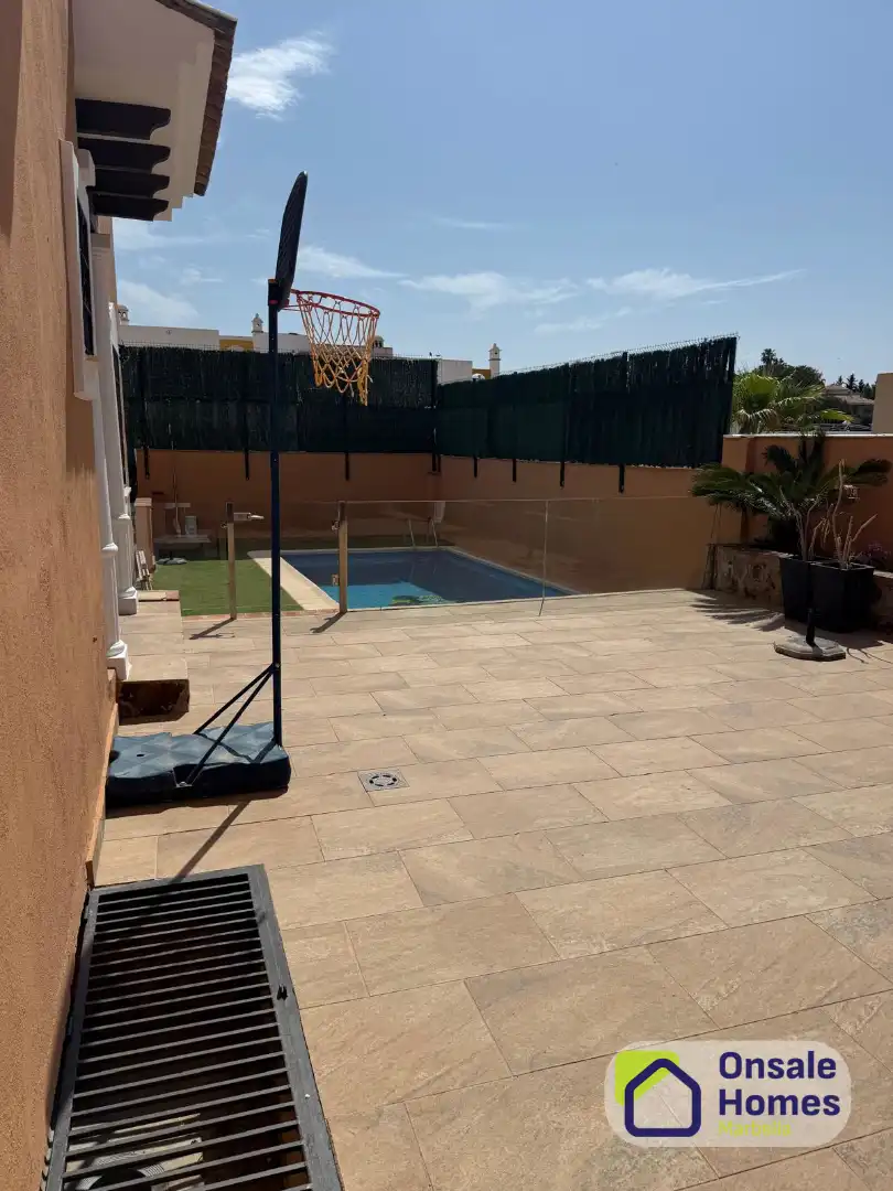 Piscina de Casa adosada en venta en Marbella con Aire acondicionado, Jardín privado y Terraza