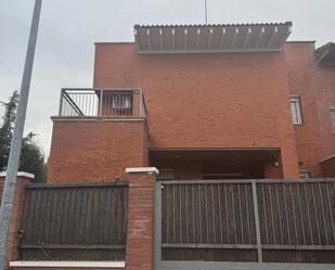 Vista exterior de Casa o xalet en venda en Guadalajara Capital amb Terrassa i Piscina comunitària