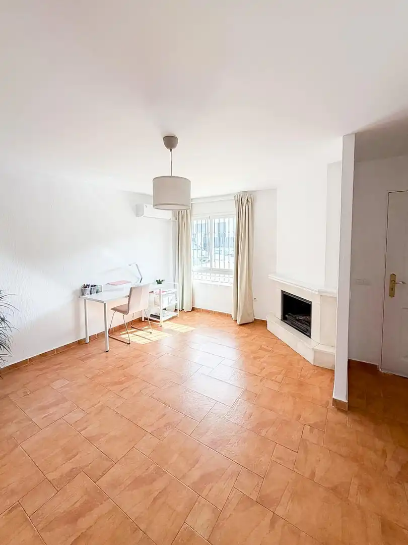 Sala d'estar de Casa adosada en venda en Alhaurín de la Torre amb Aire condicionat, Jardí privat i Terrassa