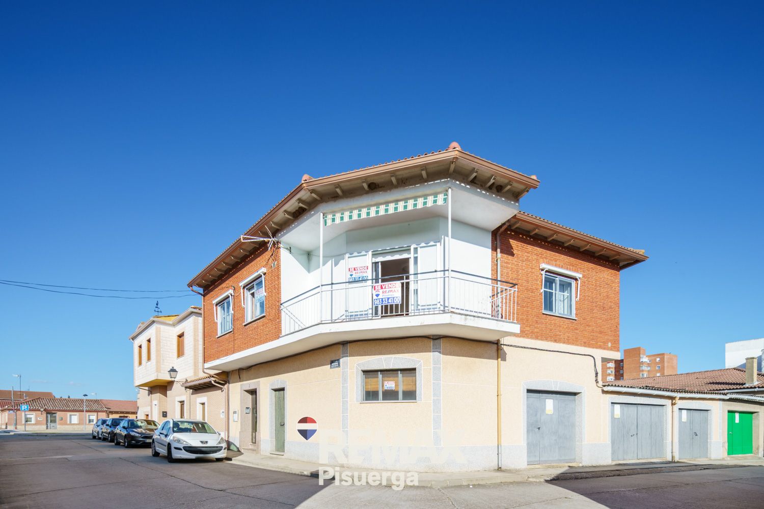 Vista exterior de Casa o xalet en venda en Venta de Baños amb Jardí privat, Terrassa i Traster