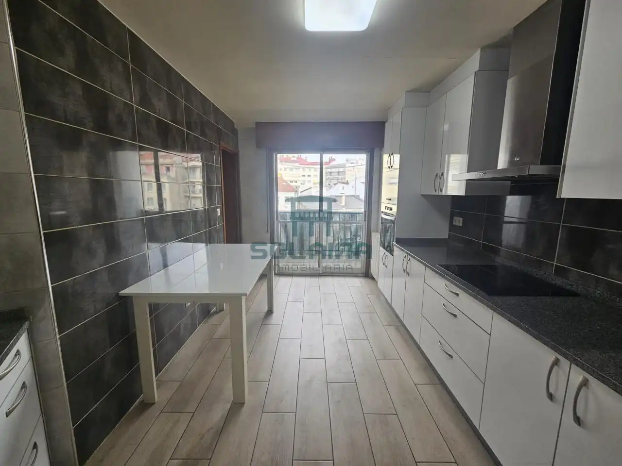 Küche von Wohnung zur Miete in Ourense Capital  mit Heizung, Parkett und Abstellraum