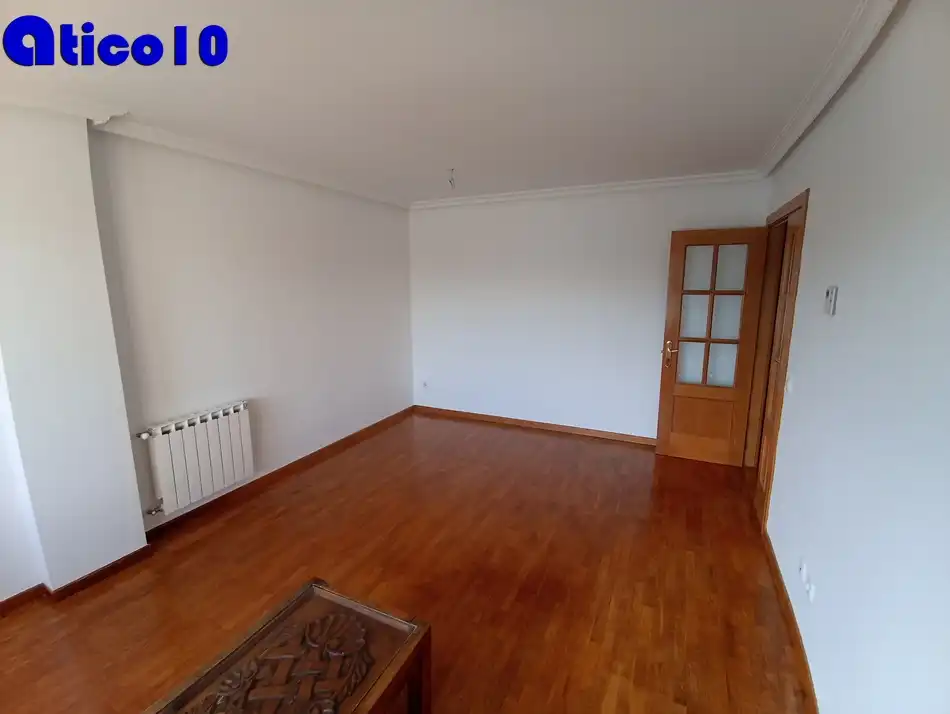 Sala d'estar de Àtic en venda en Oviedo  amb Calefacció, Jardí privat i Parquet